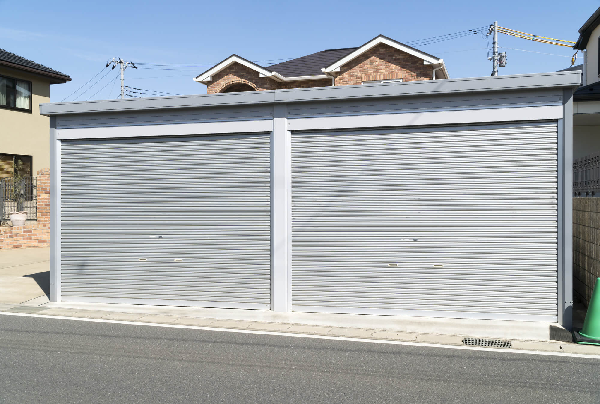 車庫の実例付きで比較！工事費込みガレージ2台の相場価格を紹介！庭ファン