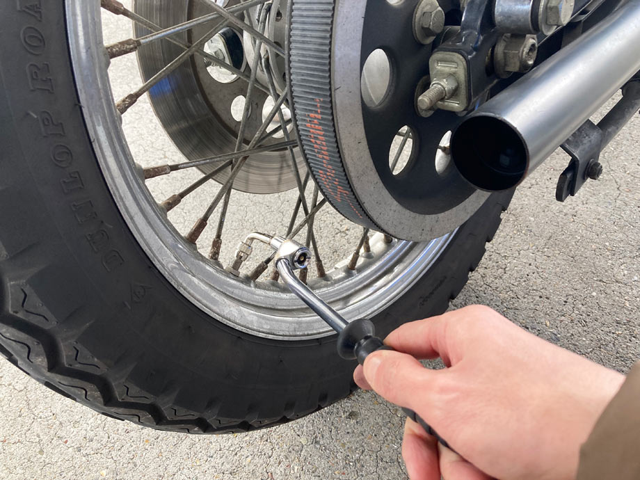 セルフスタンドでやりがち給油の際にこぼしてしまったガソリン、そのまま放っておいてもOK?│WEBヤングマシン新車バイクニュース