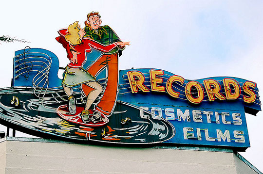 海外の素敵なタイポグラフィーの看板デザイン 18例- いぬらぼ