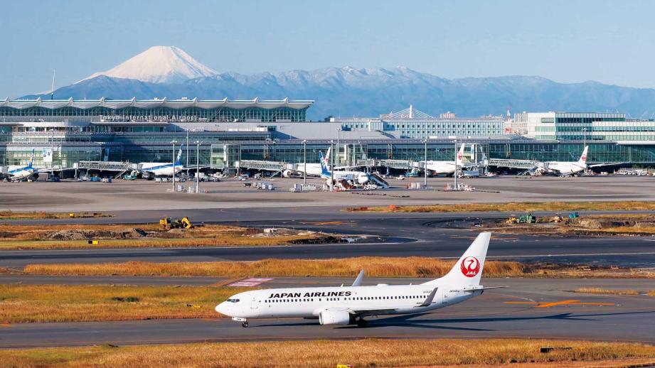 ド迫力！ 激短滑走路から飛ぶジェット旅客機の「珍しい離陸法」 乗ったらマジでロケット！乗りものニュース
