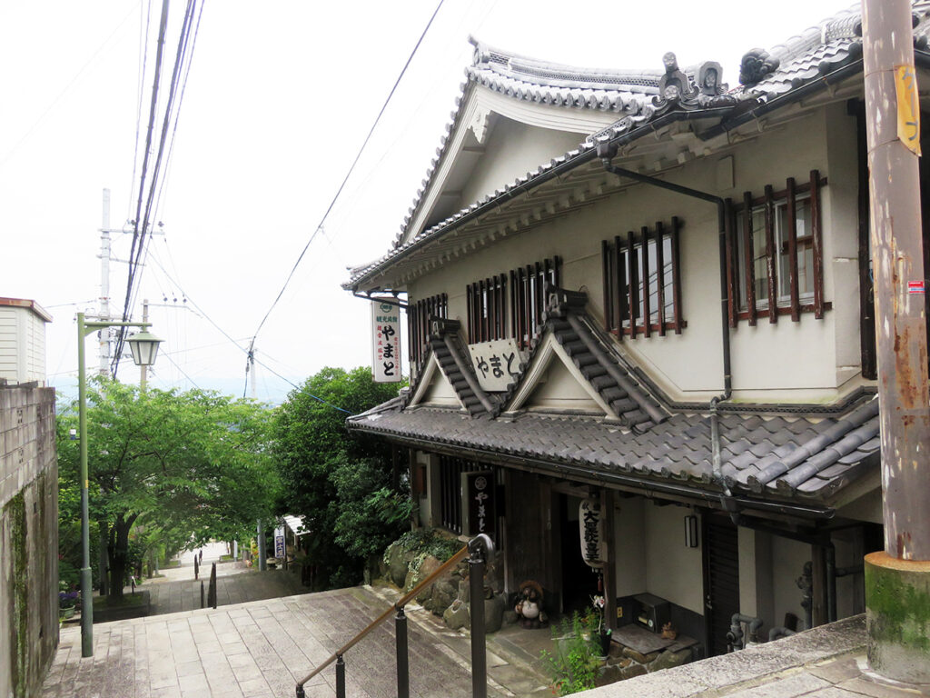 生駒の元遊郭街・宝山寺に続く門前町のいま | 西の禁書目録