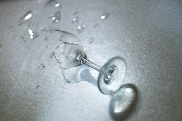 ひび割れたコップのイラスト無料のフリー素材 イラストエイト