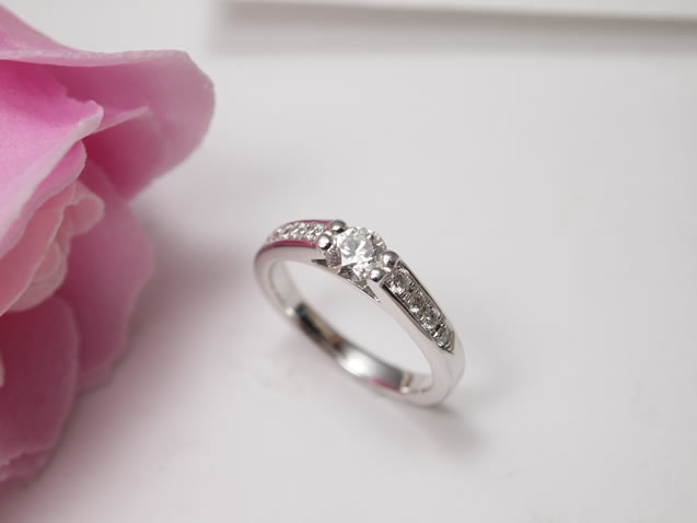 新たな輝きへの旅：離婚からの婚約指輪リフォーム