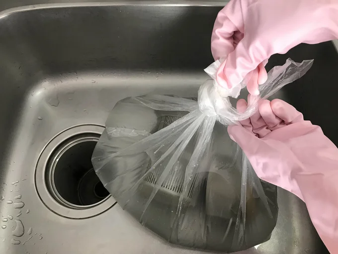 キッチン排水口を触らず綺麗にできる！100均グッズで簡単丸洗い
