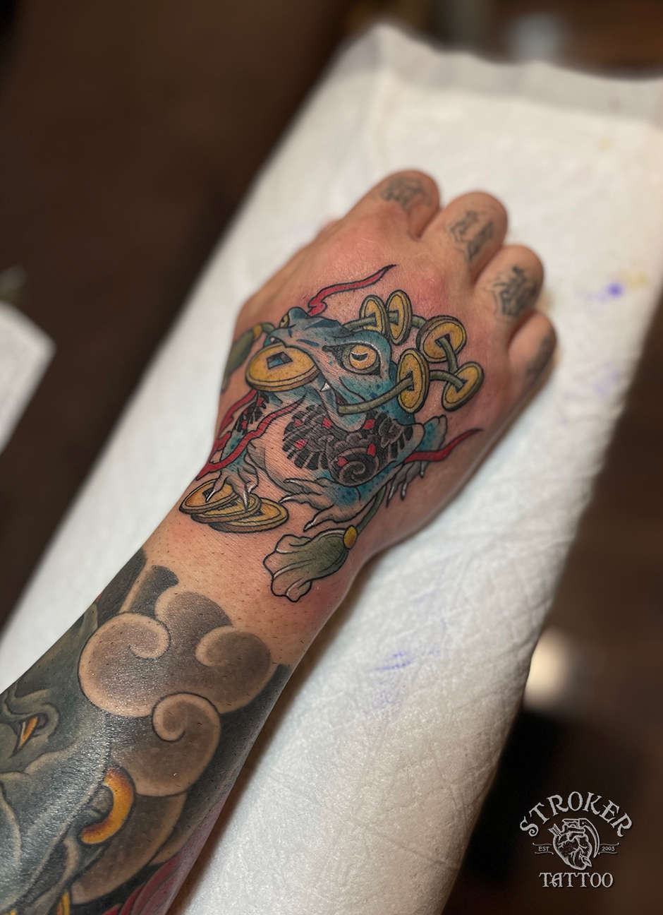 手の甲タトゥー 打ち出の小槌と銭蛙STROKER TATTOO
