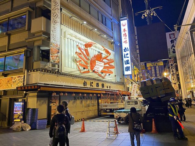 ATRI』カニが大好物のキャラ・アトリと「かに道楽」がコラボ 道頓堀本店の看板がエンドカードにオタク総研