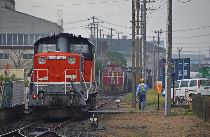 四日市市 末広橋梁を通過するDF200ディーゼル機関車牽引のタンク貨物列車の写真素材 [81637252]