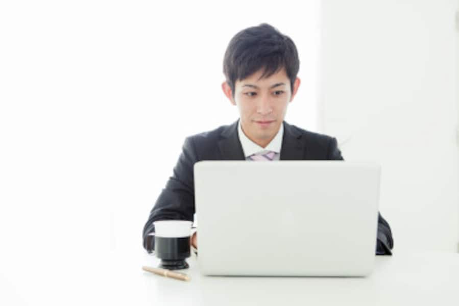 今回は「就活生必見❗️歯並びと第一印象の関係🦷」をご紹介します💁✨ 就活では「第一印象が大事」 と、よく言われますがその印象を大きく左右するのが「歯並び」だって知っていましたか！？ 今回は、歯並びが第一印象にどう関わるのか、 就活が有利になるポイント