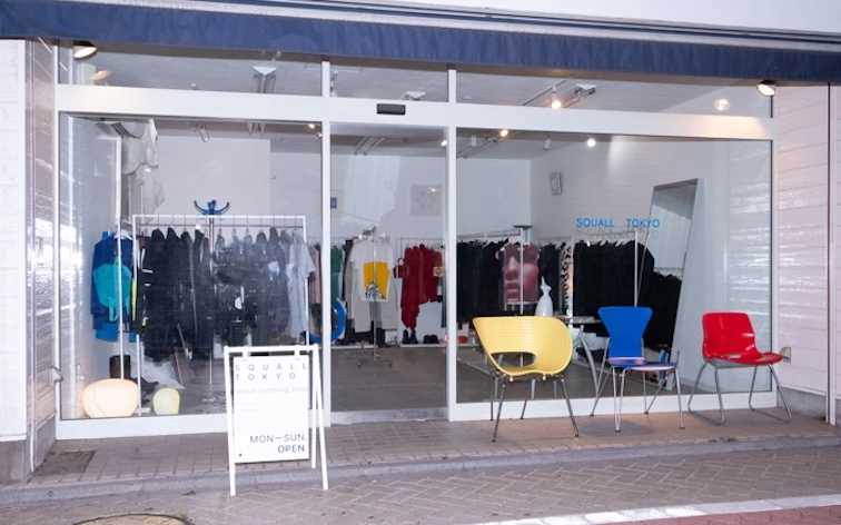 中目黒ジャンティークの姉妹店、に、なるのかな？ 高崎の古着屋内田商店へ。 とても広くて、お洋服の並べかたもカッコ良かった。とても素敵なラグを購入しました。内田商店店内写真の許可あり☺️