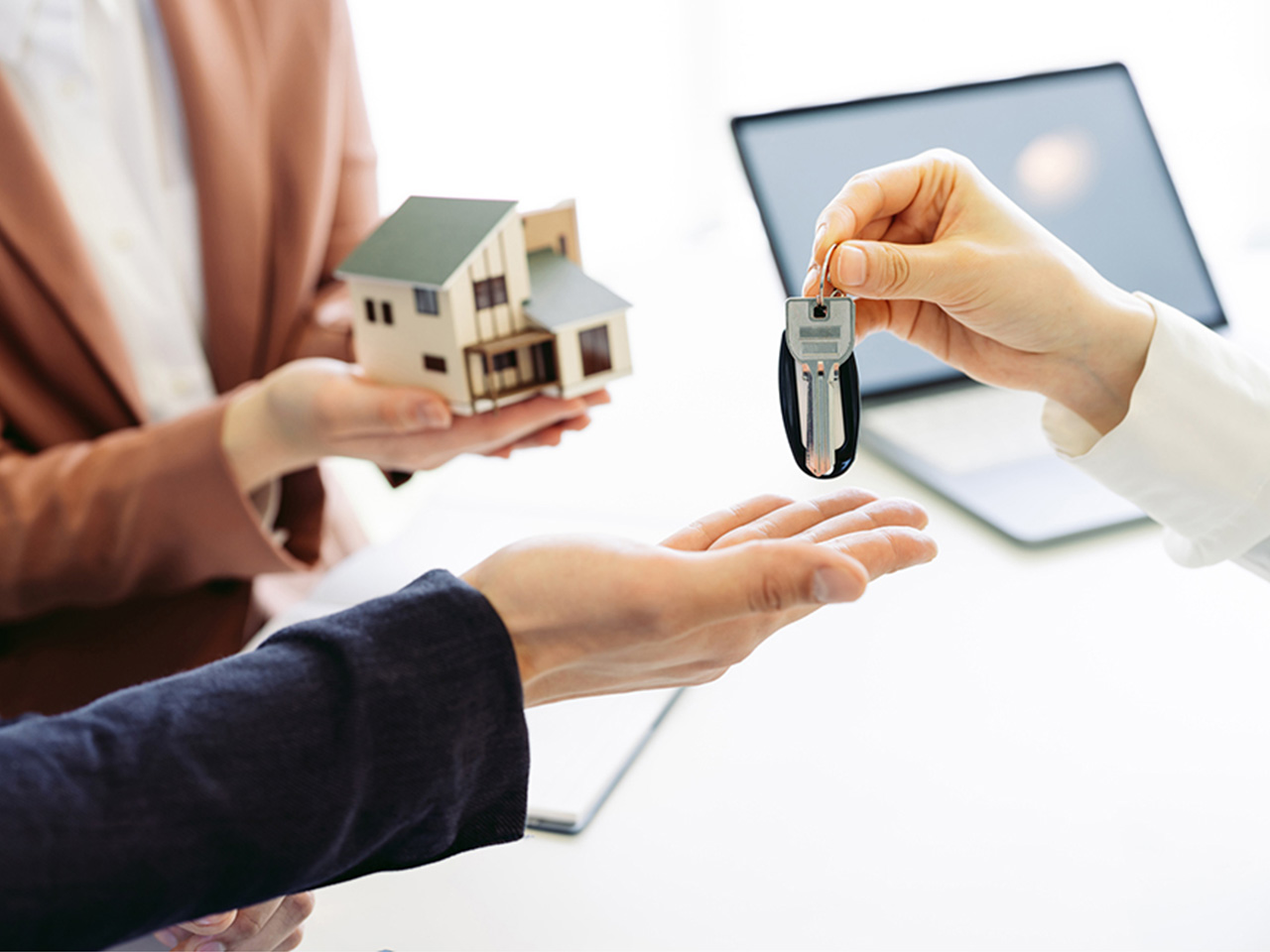 渡す」って英語でなんていう？日常会話からビジネスシーンまで実際に使える表現を紹介Gabby