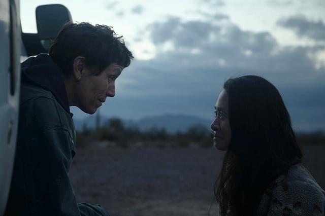 フランシス・マクドーマンドが現代アメリカの不安定だが誇りをもって生きる遊牧民をリアルに演じる『ノマドランド』 – VOID