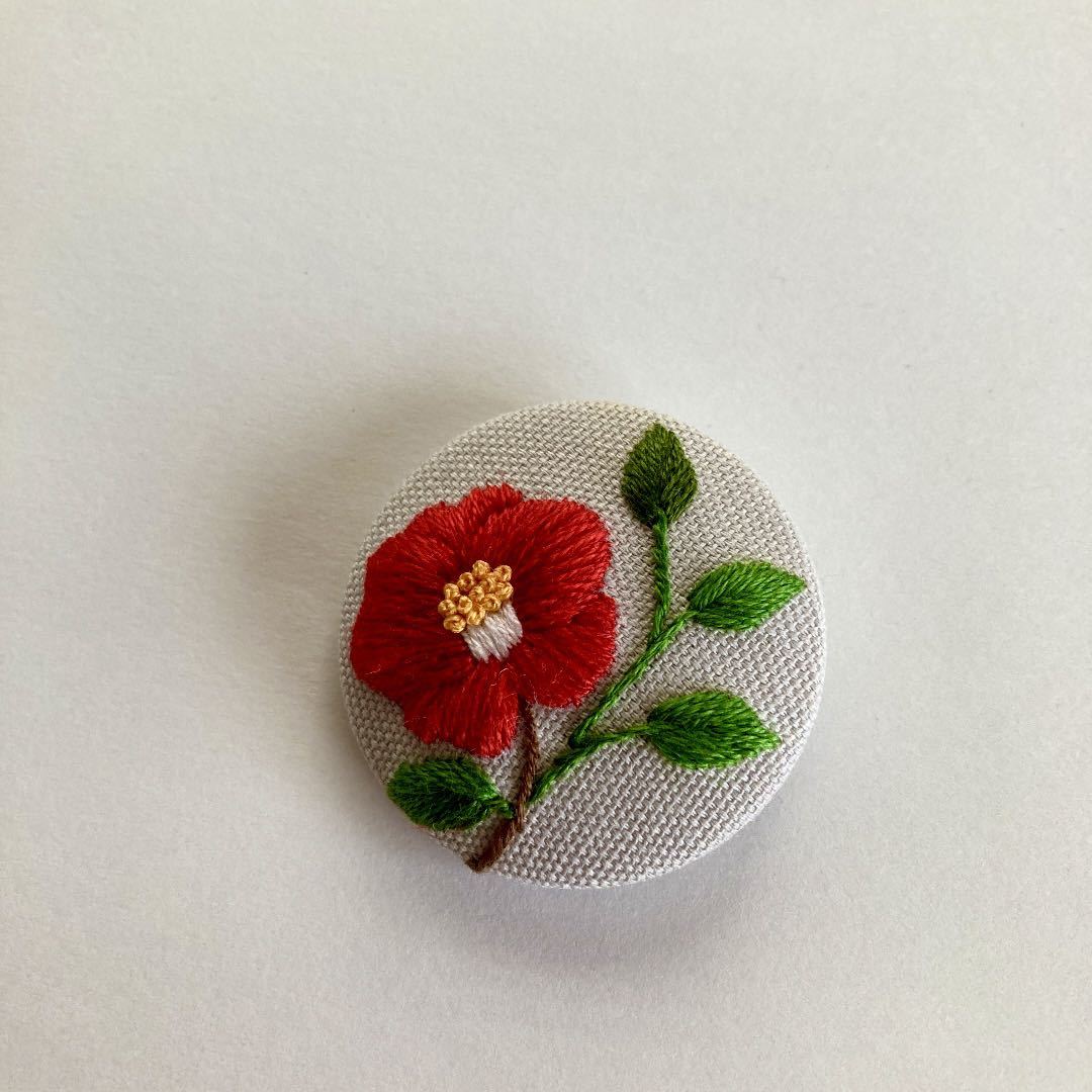 刺繍ブローチ 【No.503】 冬の花 椿 くるみボタン