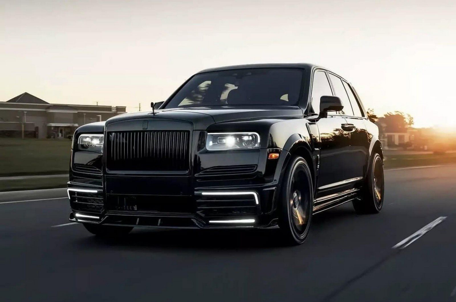 610馬力・950Nm！ロールス・ロイス「カリナン」のギラつくドバイ仕様カスタム！マンソリーが手がけた「リネア・ダラボ」はいったいおいくら？Motor-Fan モーターファン自動車関連記事を中心に配信するメディアプラットフォーム