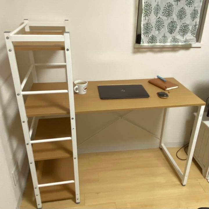 机が狭くてマウスが動かせないと、またトラックボール🖲️のマウスを購入した直後にたまたまニトリに寄った際に見つけた拡張デスク。マウス🖱️買わなくても良かったかも