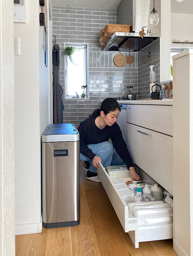 天然木の香り 収納棚 おままごとキッチンやレゴ 衣類雑貨日用品の片付け整理 ナチュラルでおしゃれ木製引出し2個付棚・シェルフ・ラックしあわせに育つ家具 通販 10332578Creema クリーマ