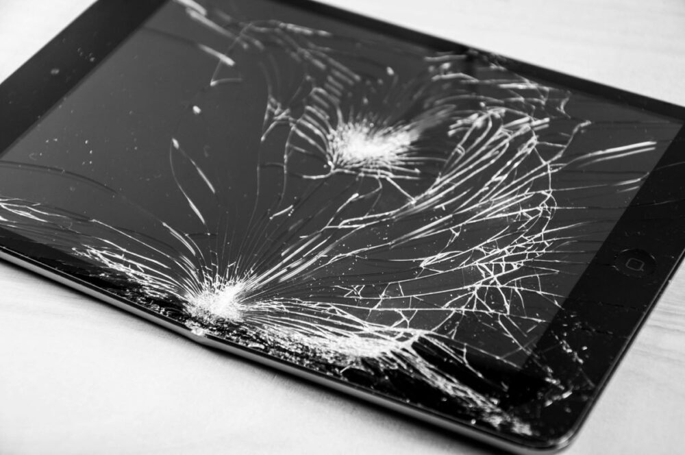 割れたままのiPhoneの使用に潜む多くの危険性iPhone修理なら アイサポ 4,980円から即日対応