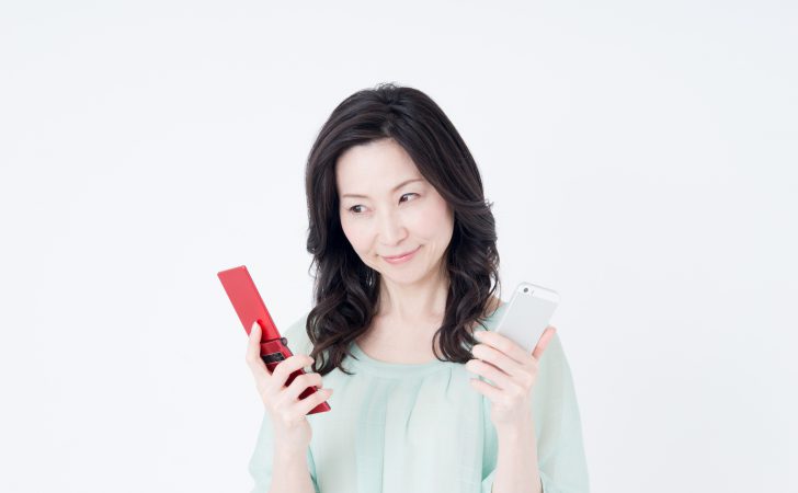 スマホを使うとき どちらの手で持ち、どの指で使う？ あなたは“少数派”かも世界主流は“右手持ち・左親指操作” Nスタ TBS NEWS DIG