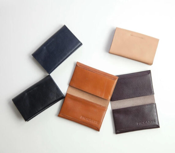 プチプラだけど高見えする女性の名刺入れ特集。おすすめブランドをまとめましたfolk