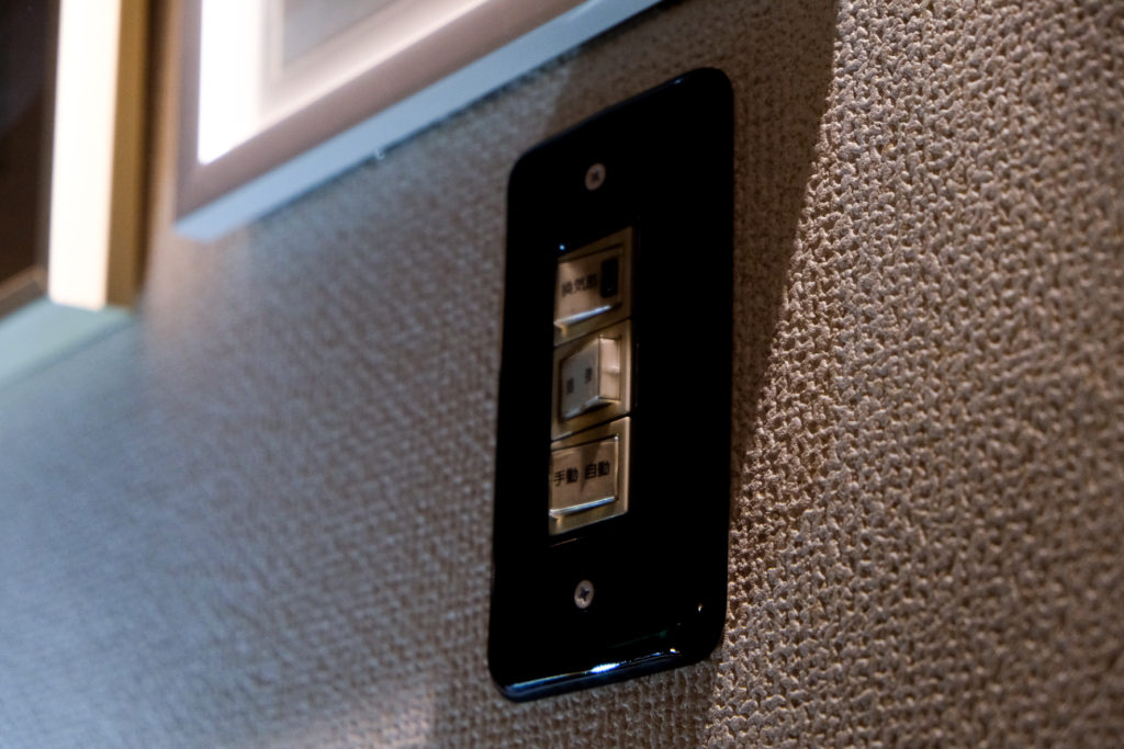 レトロコンセントの交換。発売から60年の埋め込みコンセント初期型