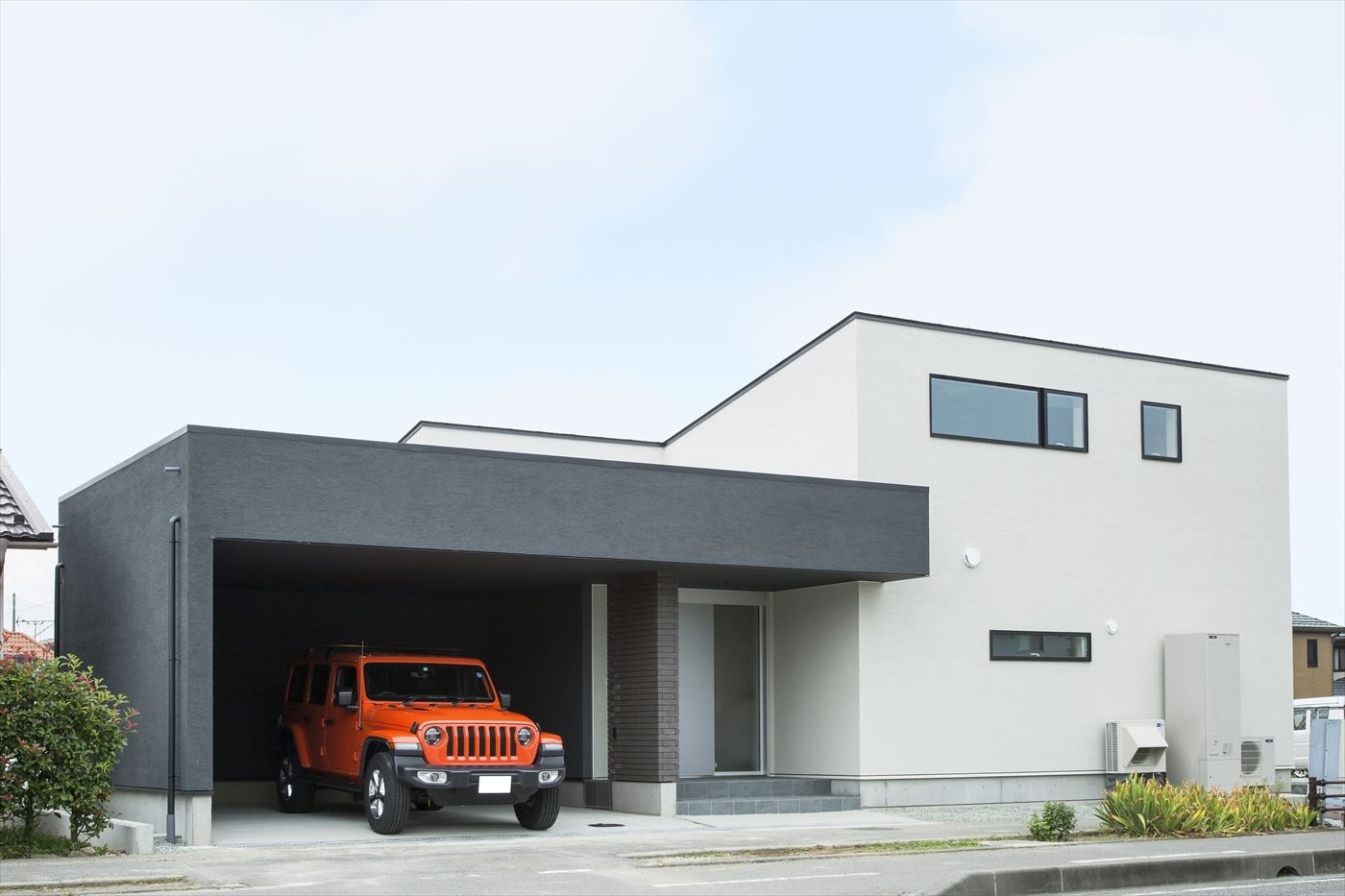 擁壁削る駐車場の費用」は150万円～！高低差のある庭で掘り込み・切り車庫にイエシラベ