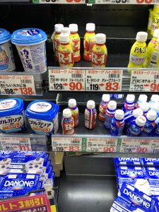 高級スーパーを考えるネコパンチ