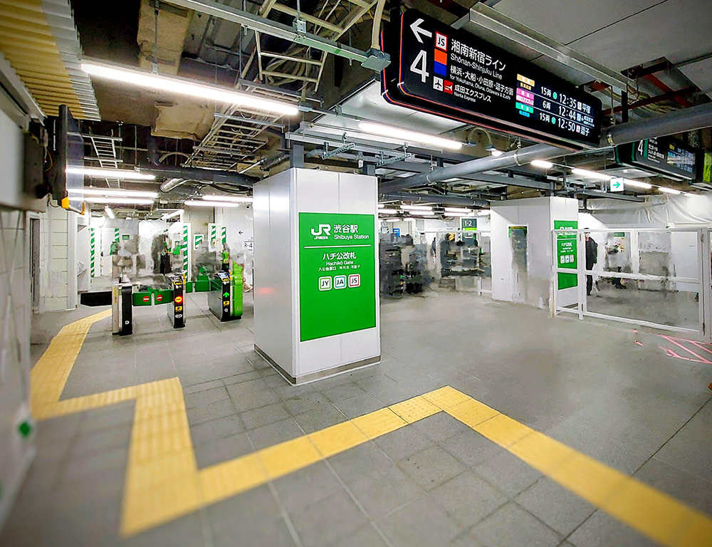 渋谷駅ハチ公前広場1984⇔2025 渋谷駅前の忠犬ハチ公像の背面にある庭園の撤去作業が始まるため、3月27日から庭園周辺に1959 昭和34 年の旧 渋谷駅のモノクロ写真を大きくプリントした仮囲いが設置されました。これにより、ハチ公像とともに昭和30年代の渋谷へタイム