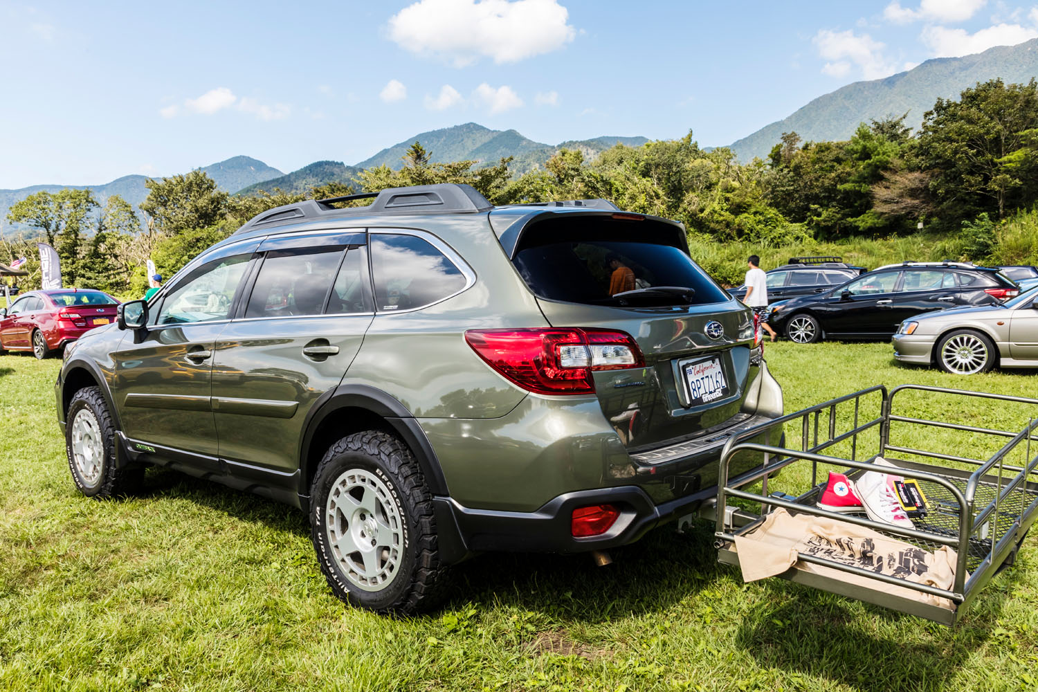 スバル新型「アウトバック」が縦グリルでオフロード感アップ！ 純正アクセサリー登場くるまのニュース