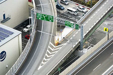 すごい大事故 」 高速の分岐で「激突・横転」 NEXCOが「恐怖の衝突事故」映像投稿！ 部品が散乱して大変なことにたった“10秒”の大クラッシュ原因は何だった？ - ライブドアニュース