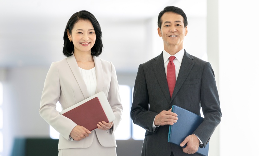 アドバイスする若い女性新入社員の全身イラスト - No: 24873536無料イラスト・フリー素材なら「イラストAC」