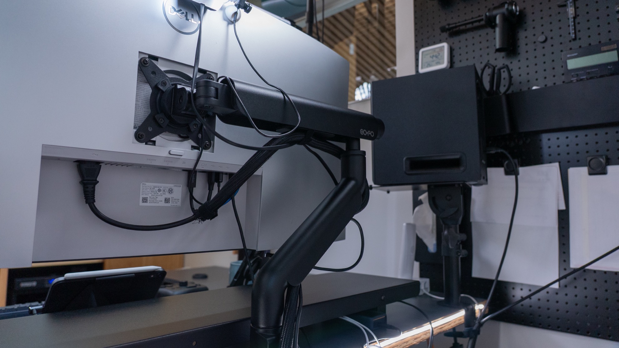 ガジェットオタク的、最も簡単に「最強のデスク環境」を構築する方法。デスク上をずっとすっきりした状態に保てるよ～ROOMIE ルーミー