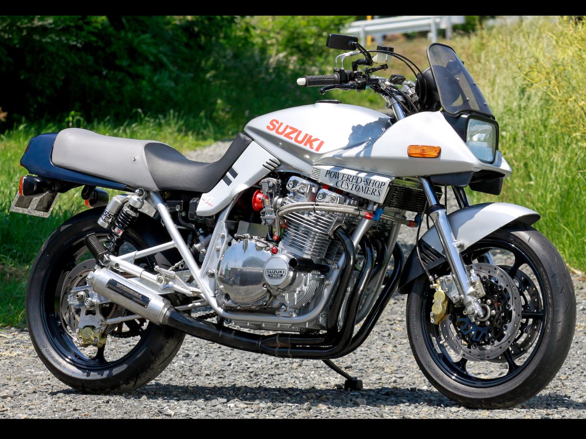 SUZUKI KATANA 2020年モデル Hybridオリジナルカスタム仕様 ヨシムラパーツやオーリンズ製リヤサスペンション、BRIDESTONEBATTLAX HYPERSPORT S23など、多数のカスタムを施したハイブリッド岸和田店オリジナル車両です👍 カスタムの参考にいかがでしょうか