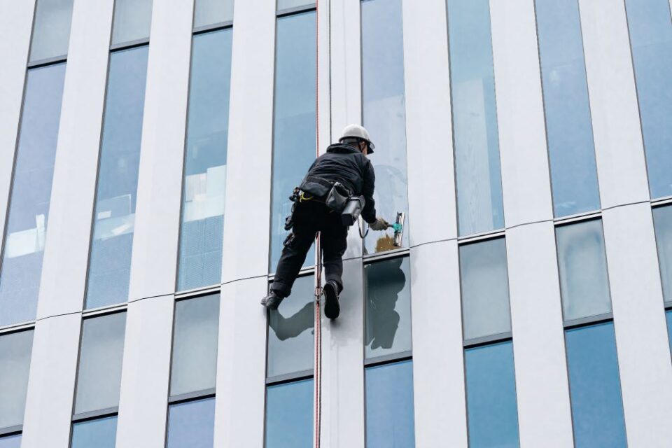 高層ビルの窓拭き方法料金相場や流れ、業者の選び方を徹底解説Clean Care Topics - クリーンケア情報株式会社ダイオーズ