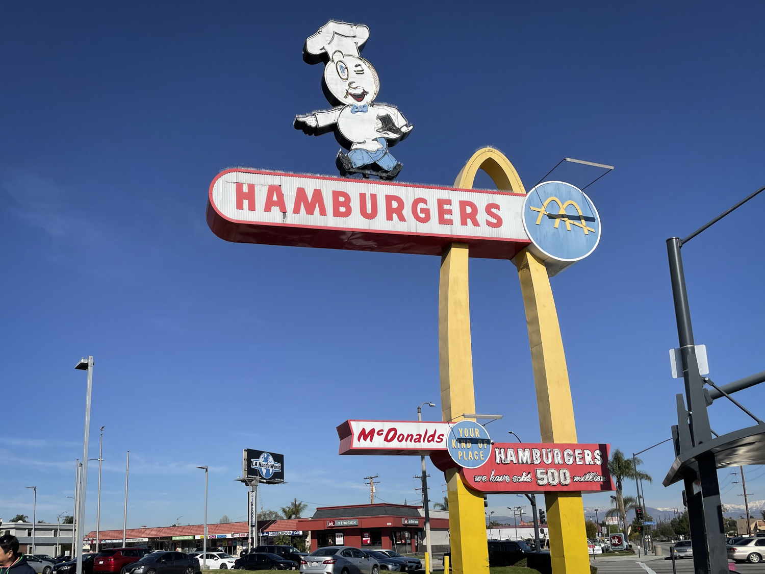 ロサンゼルス近郊に残るマクドナルド１号店。店の前はルート66！ファン必見の観光スポット