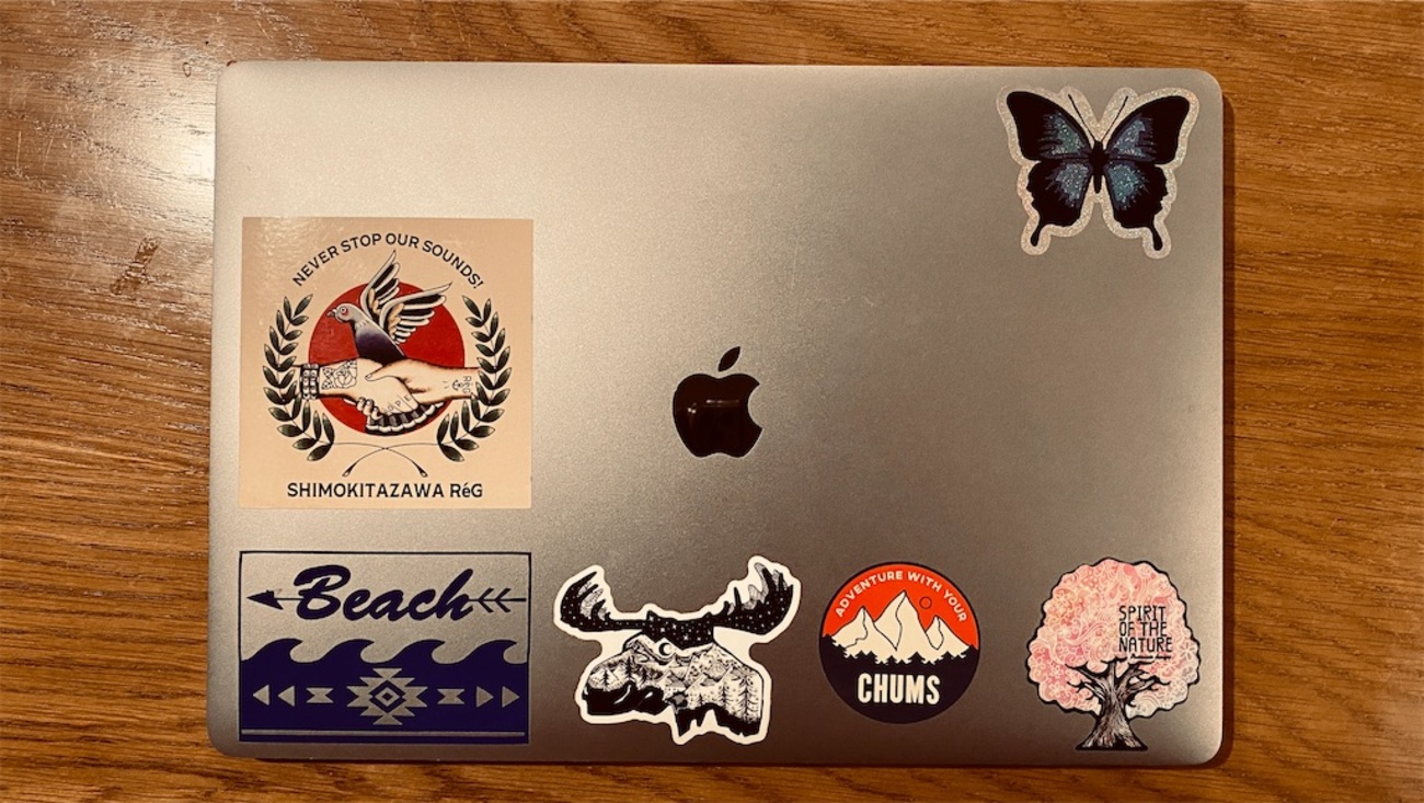 貼ってはがせる壁紙シールでノートパソコンがおしゃれに大変身♪ - kuraful Magazine育てる暮らしのDIYマガジン