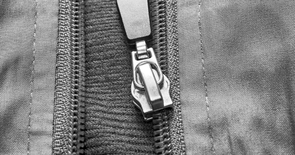 スライダーの外れたファスナーを直す