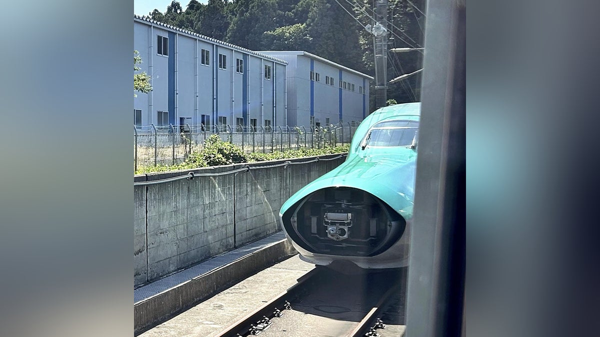 E7系紹介③実は連結もできますE7系の鼻の中には連結器が入っています。 普段は使用していませんが、救援が必要な際に使用します。車両基地ツアー等で見られるチャンスがあるかもしれません！ ぜひ参加してみてください！新幹線JR東日本チーム新幹線E7系