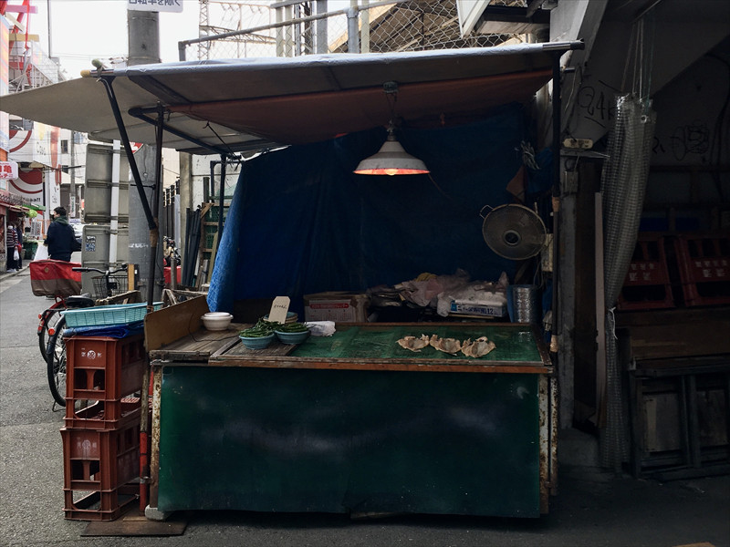 大阪・鶴橋駅前の商店街の夜景 その4 昼間とは違う風景がたまらず、写真撮り過ぎました。鶴橋駅前商店街レトロ商店街鶴橋コリアンタウン昭和レトロ街歩き鶴橋