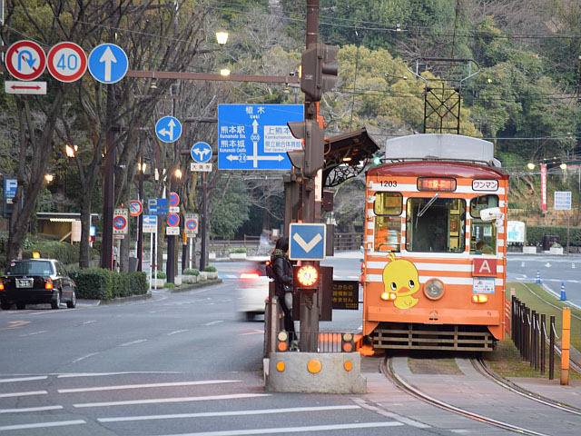 走っていいの？ ダメなの？ 道路の「シマシマ」はゼブラゾーンだけじゃなかった！ - 自動車情報誌「ベストカー」
