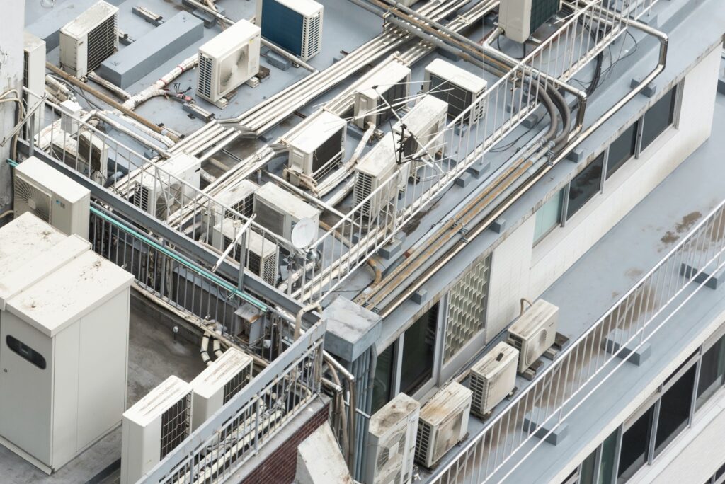 58 室外機の屋上設置、二重天井発泡ウレタン断熱材リノベーションしたビルに住む