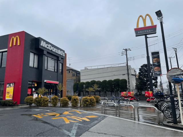 ロゴが見切れてるだけで充分？！カナダ・マクドナルドのシンプルすぎる屋外看板 - IDEAFUL -ad from the world