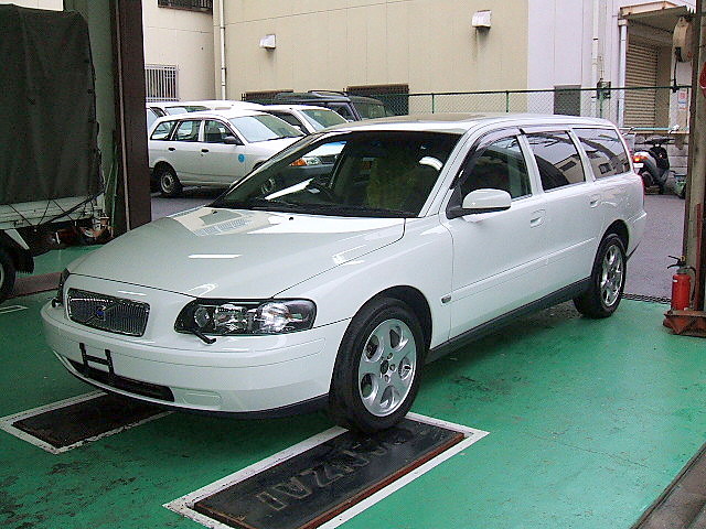 西宮市より板金塗装修理、ボルボV40右側面すり傷 – ウィズユー芦屋本店