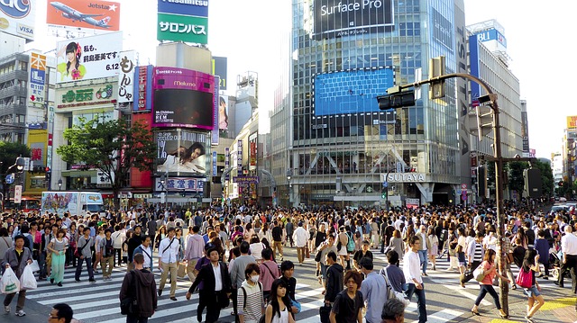 水着で渋谷の夜景を一望できるルーフトップ “温水” テラス「OYU」〜アルコール提供解禁