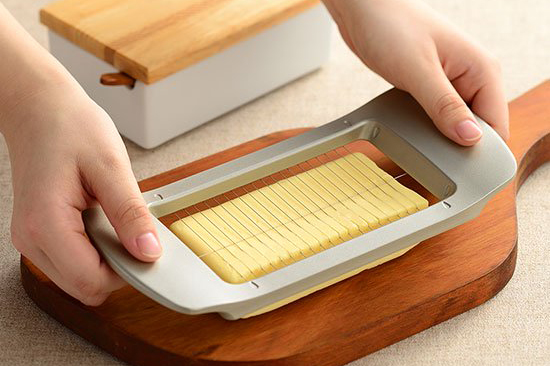 とっても便利！ バターカッターを買ってみた ダイソー、セリア、100均では恐らく買えない便利なバターカッティングケース・保存・収納・容器 バター を簡単に切る方法 バターカット「スケーター ステンレスカッター式 バターケース バターナイフ付 バター容器 バター