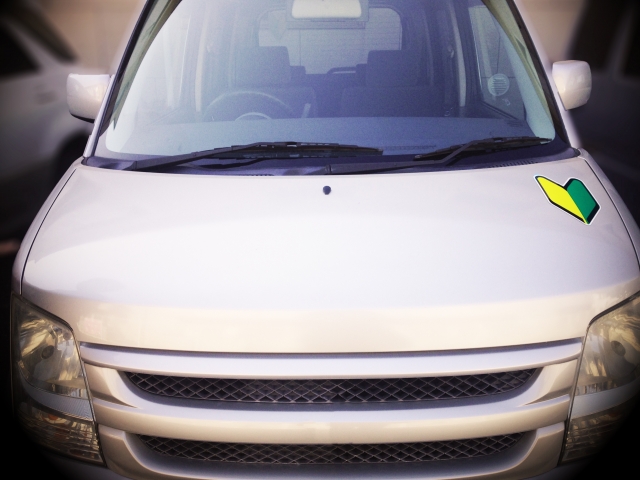 初心者マークはどこに売ってる？取り付けのルールも解説 - macaroni