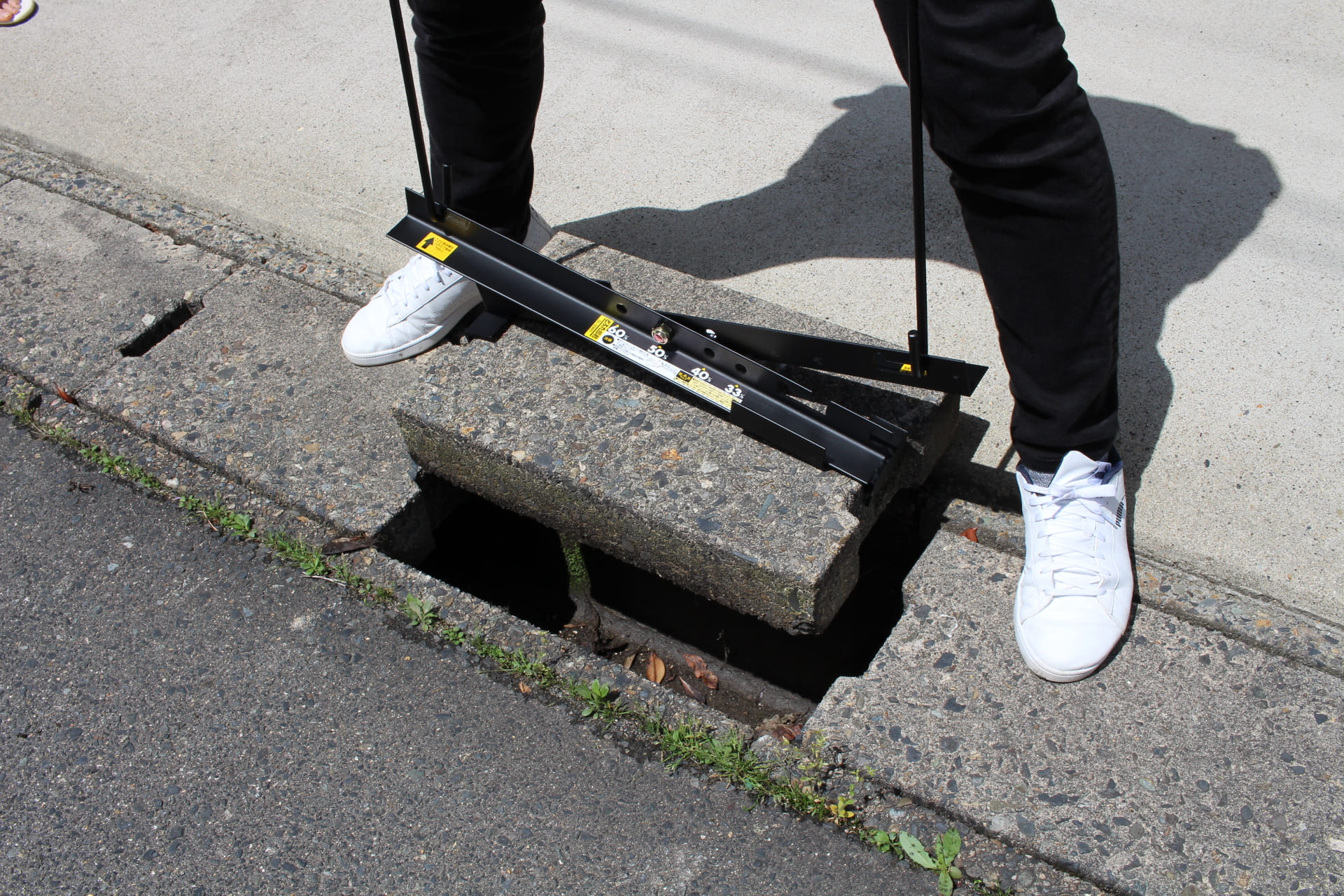 側溝の掃除 悪臭と害虫を予防！自分で側溝の掃除する方法を紹介