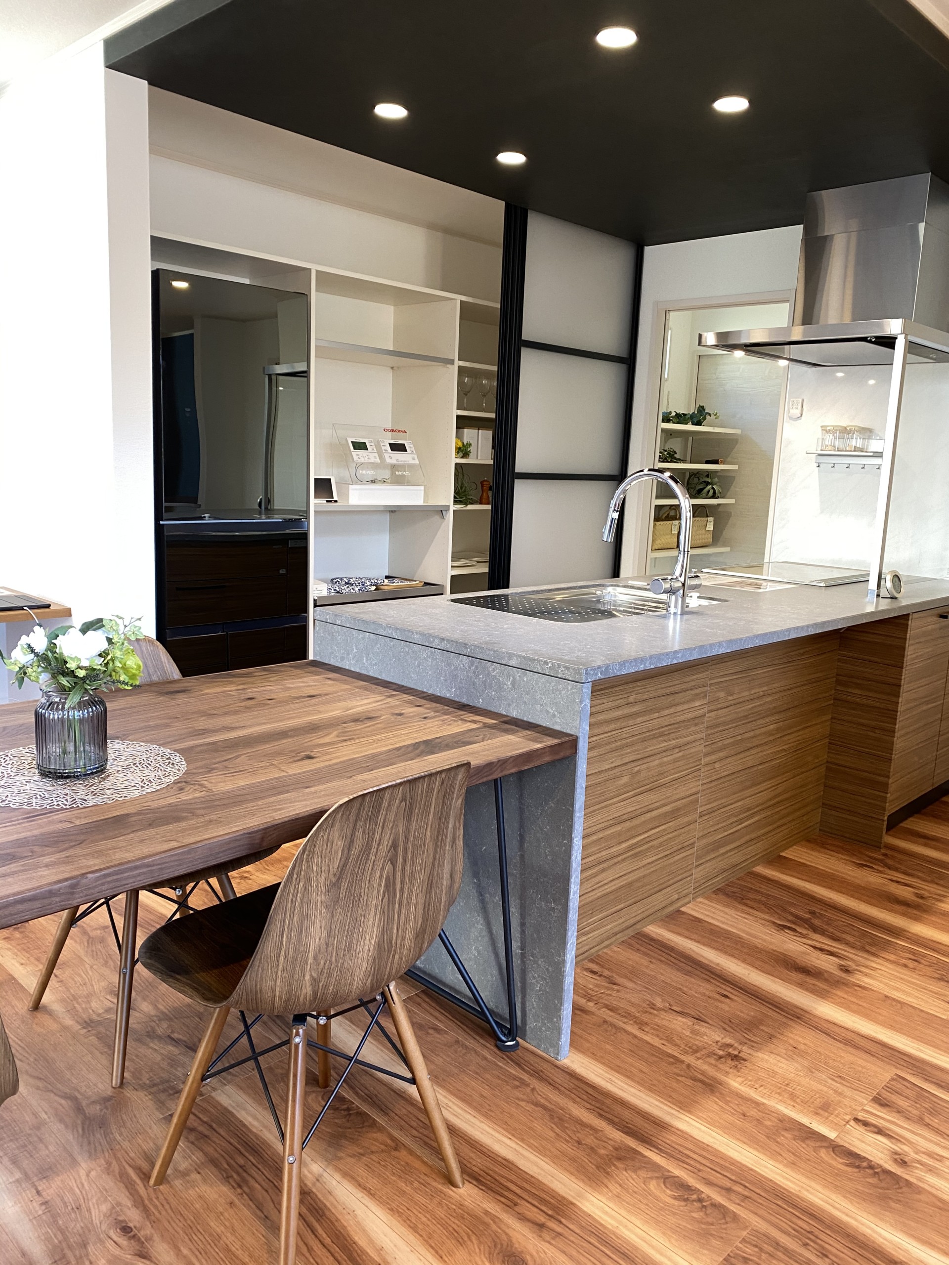 ブラック 黒 スーツ・ダークスーツのビジネスシーンでの着こなし方 - ENJOY ORDER Magazine