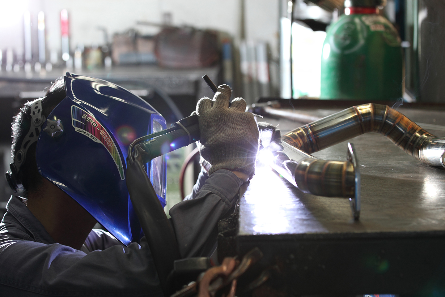 出版社のブランドコミュニケーションとして本型の会社案内パンフレットを撮影写真撮影ノート - 写真撮影ノート