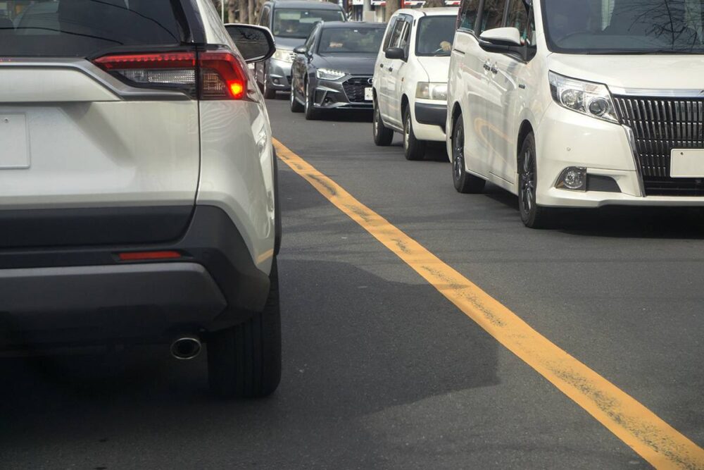 センターライン」の種類 白、オレンジ、破線 と意味をおさらいしよう - カーライフ通信 - 三井のカーシェアーズ 旧カレコ