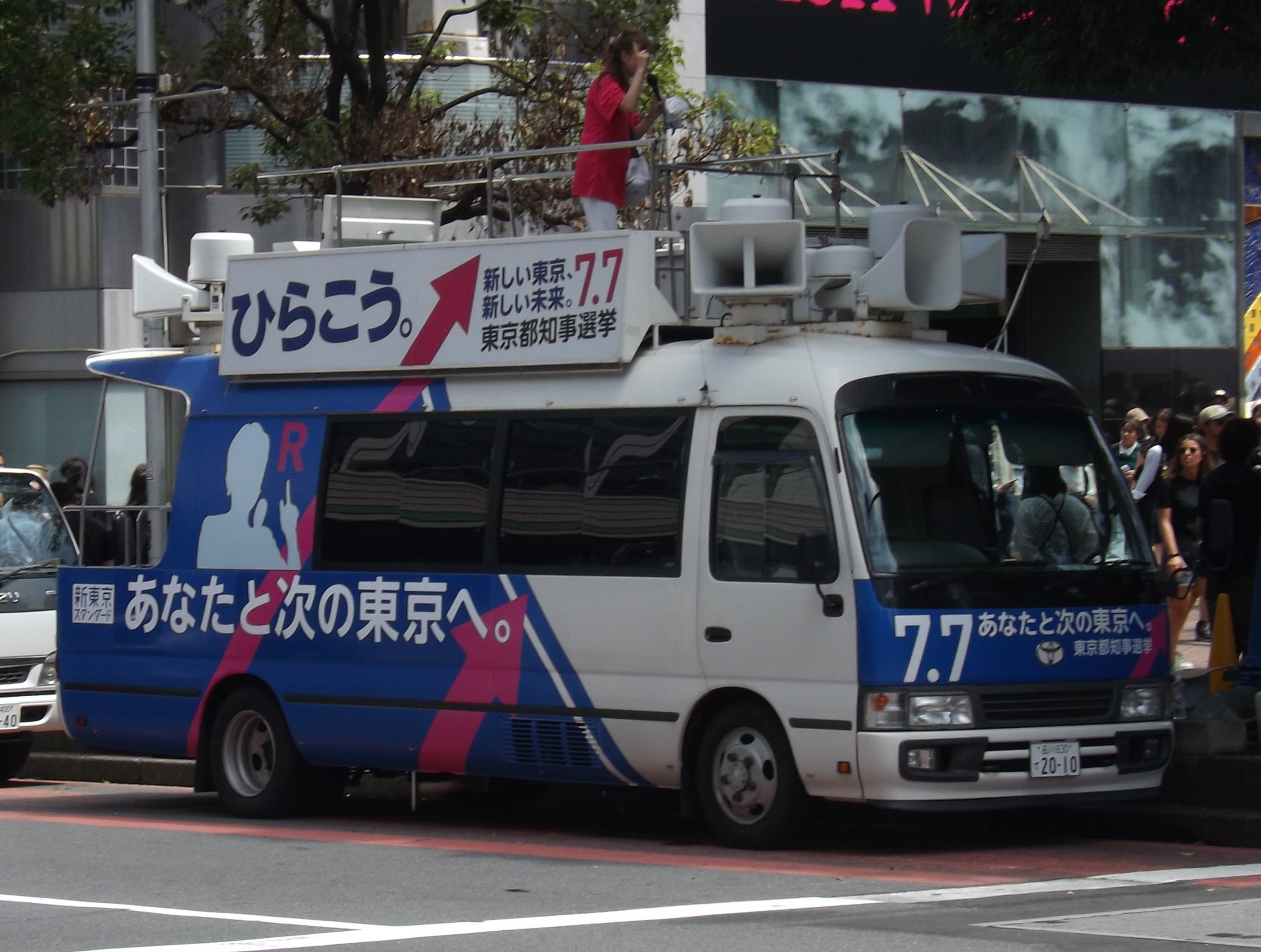 幼稚園バスのラッピングです。対候性の高い3M製インクジェットフィルムで出力し貼付しました。排気口やドアヒンジ、バンパーなどの複雑な形状も、ラッピングの高い技術を持つスタッフが約1~2日間で完成させることが可能です。是非お問合せください。 最新の施工事例は