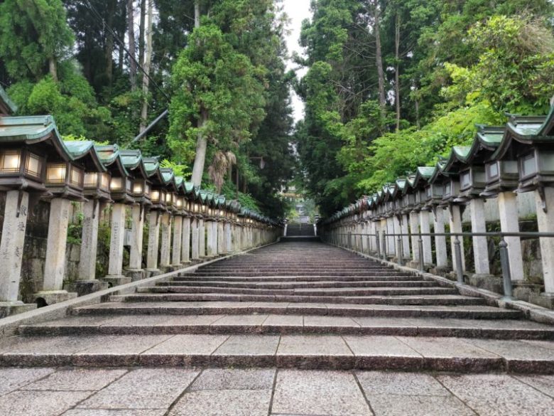 飛田ではない遊郭編】奈良県の宝山寺(生駒)新地を歩いてきた - YouTube